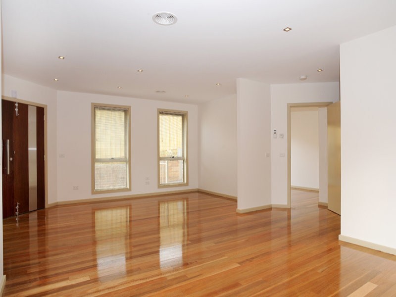 2/389 Pascoe Vale Road, Strathmore VIC 3041