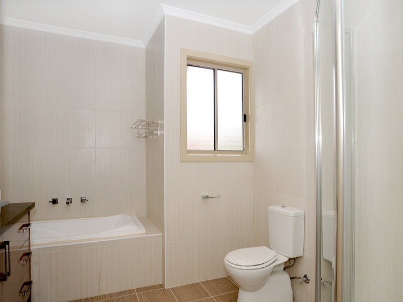 2/389 Pascoe Vale Road, Strathmore VIC 3041