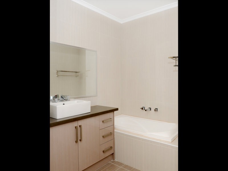 2/389 Pascoe Vale Road, Strathmore VIC 3041