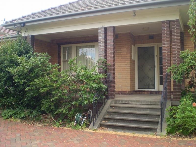 8 Upland Road, Strathmore VIC 3041