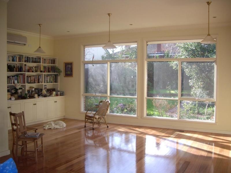 8 Upland Road, Strathmore VIC 3041