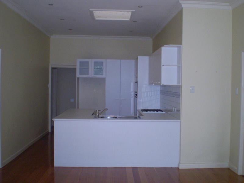 8 Upland Road, Strathmore VIC 3041