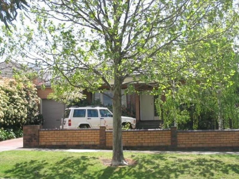 8 Upland Road, Strathmore VIC 3041