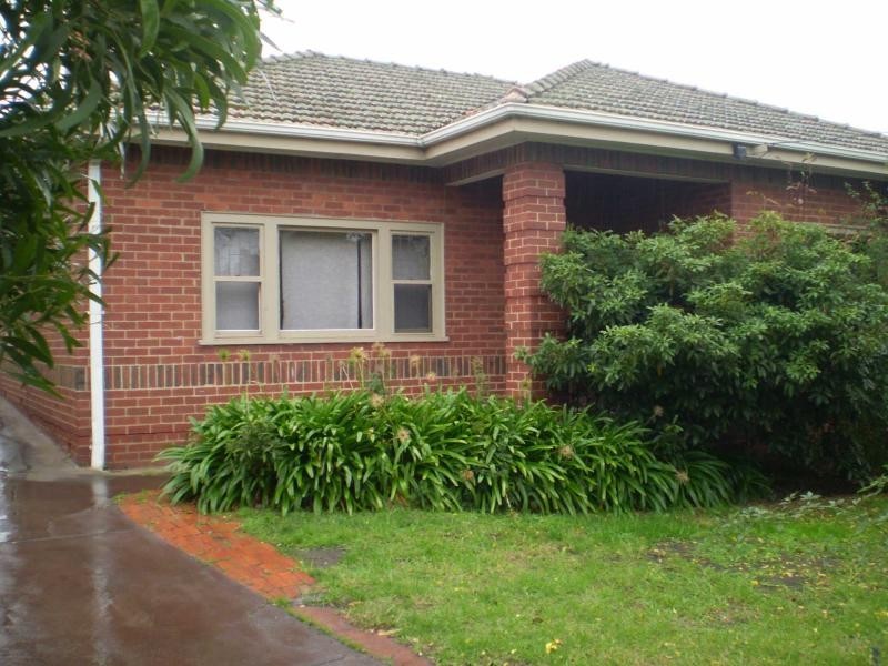12 ROSEBANK Avenue, Strathmore VIC 3041
