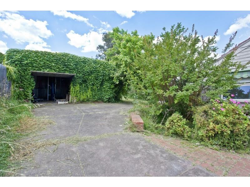 12 ROSEBANK Avenue, Strathmore VIC 3041