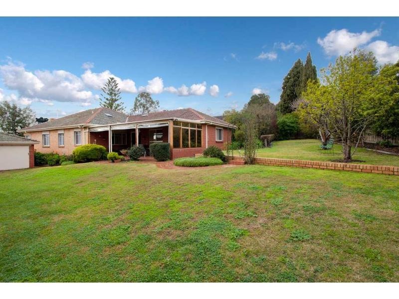 75 Hillsyde Parade, Strathmore VIC 3041