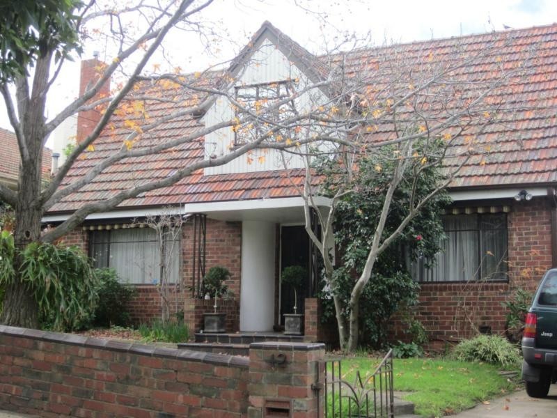 12 Wood Street, Strathmore VIC 3041