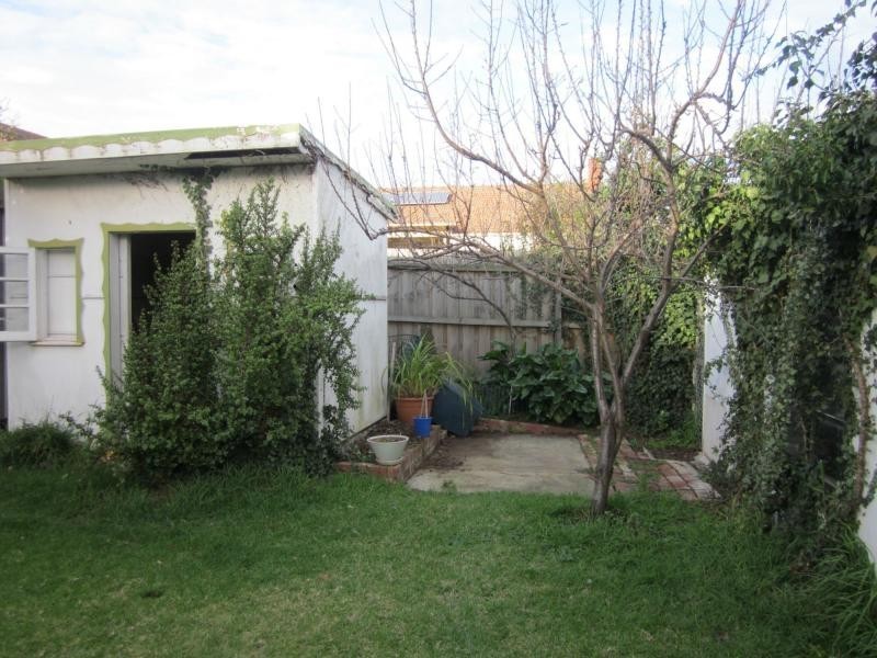 12 Wood Street, Strathmore VIC 3041