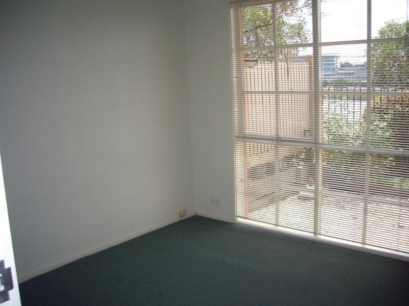 9/2 Ballarat Road, Footscray VIC 3011