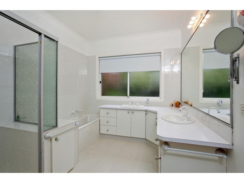 75 Hillsyde Parade, Strathmore VIC 3041