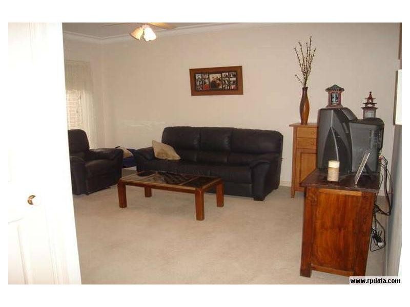 1/64 Carnarvon Road, Strathmore VIC 3041