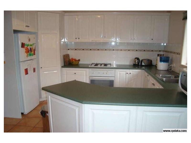 1/64 Carnarvon Road, Strathmore VIC 3041