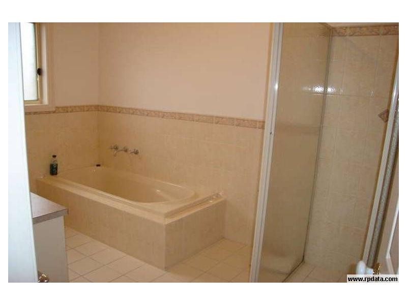 1/64 Carnarvon Road, Strathmore VIC 3041