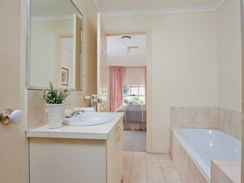 1/45 Roland Avenue, Strathmore VIC 3041