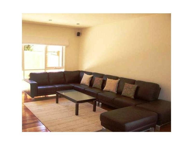 2/13 Cameron Road, Essendon VIC 3040