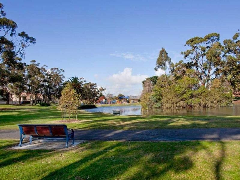 3/242 Woodland Street, Strathmore VIC 3041