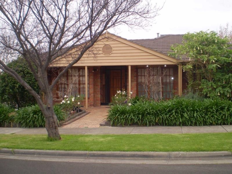 16 Downes Street, Strathmore VIC 3041