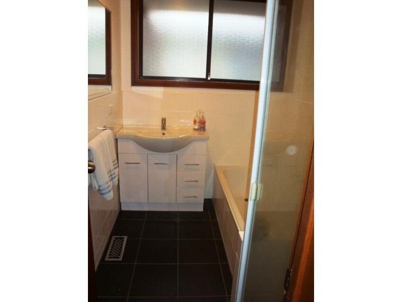 2/63 Rhodes Parade, Oak Park VIC 3046