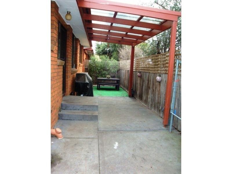 2/63 Rhodes Parade, Oak Park VIC 3046