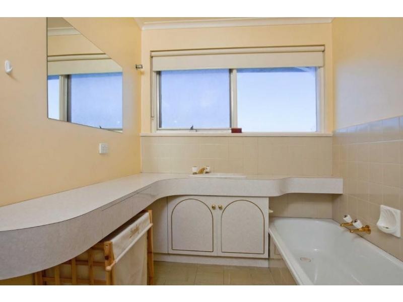 3/242 Woodland Street, Strathmore VIC 3041