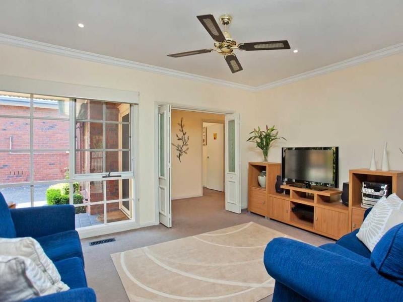 2/35 Balmoral Avenue, Strathmore VIC 3041
