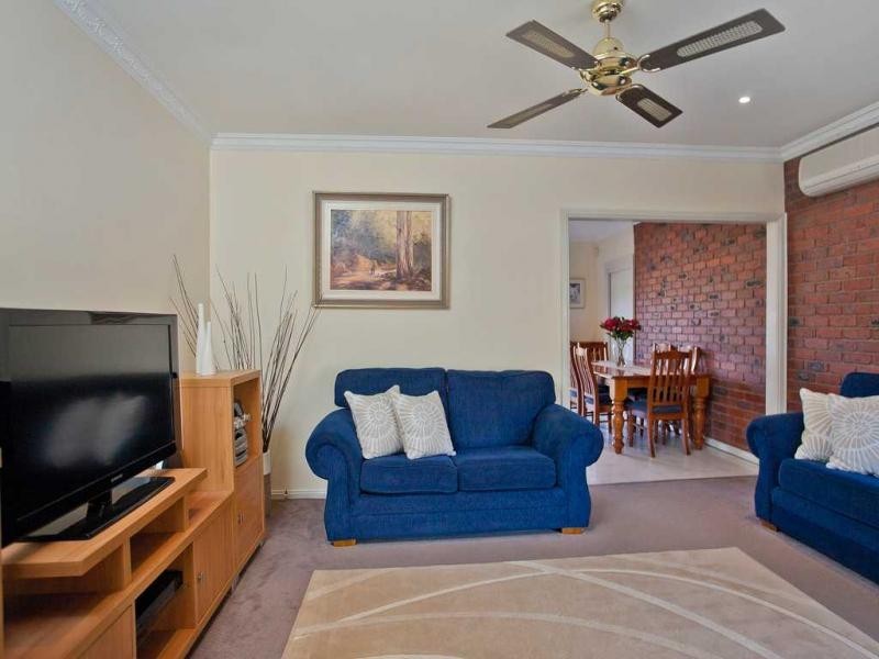 2/35 Balmoral Avenue, Strathmore VIC 3041