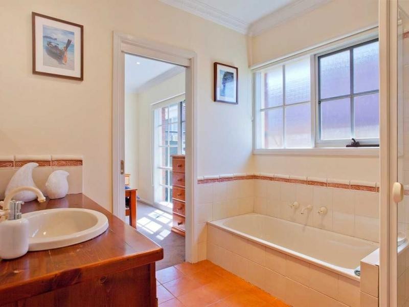 2/35 Balmoral Avenue, Strathmore VIC 3041