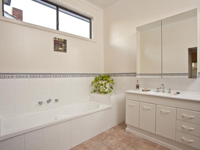 2 Bruce Street, Strathmore VIC 3041