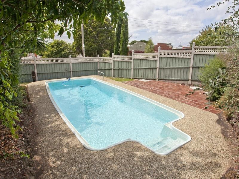 1 Willonga Street, Strathmore VIC 3041