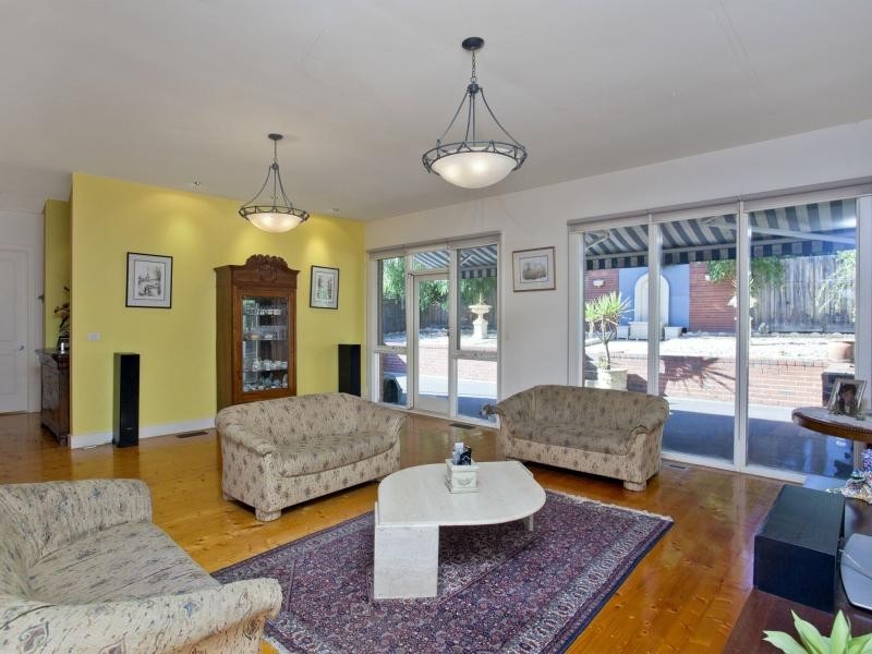11 Loeman Street, Strathmore VIC 3041