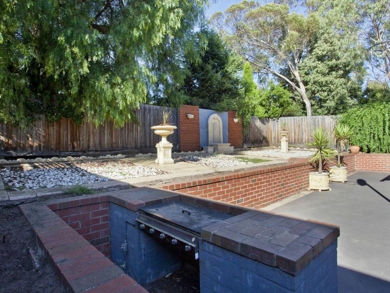 11 Loeman Street, Strathmore VIC 3041