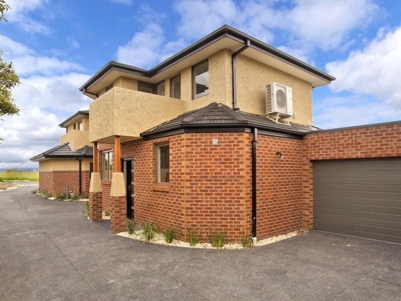 2/122 Arvon Road, Strathmore VIC 3041