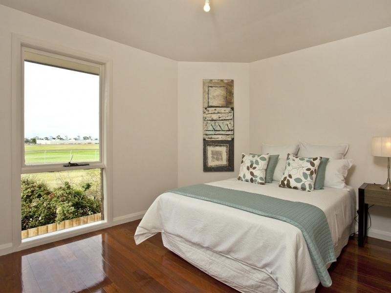 2/122 Arvon Road, Strathmore VIC 3041