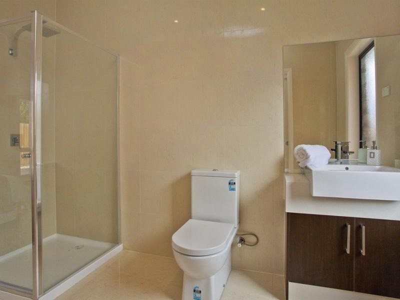 2/122 Arvon Road, Strathmore VIC 3041