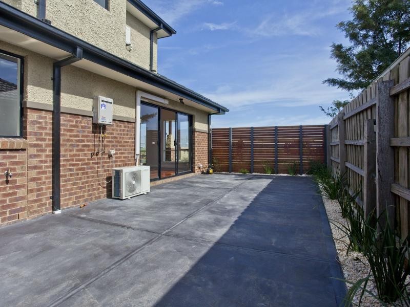 1/122 Arvon Road, Strathmore VIC 3041