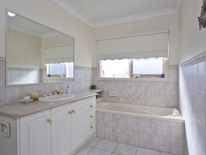6 Kilburn Street, Strathmore VIC 3041