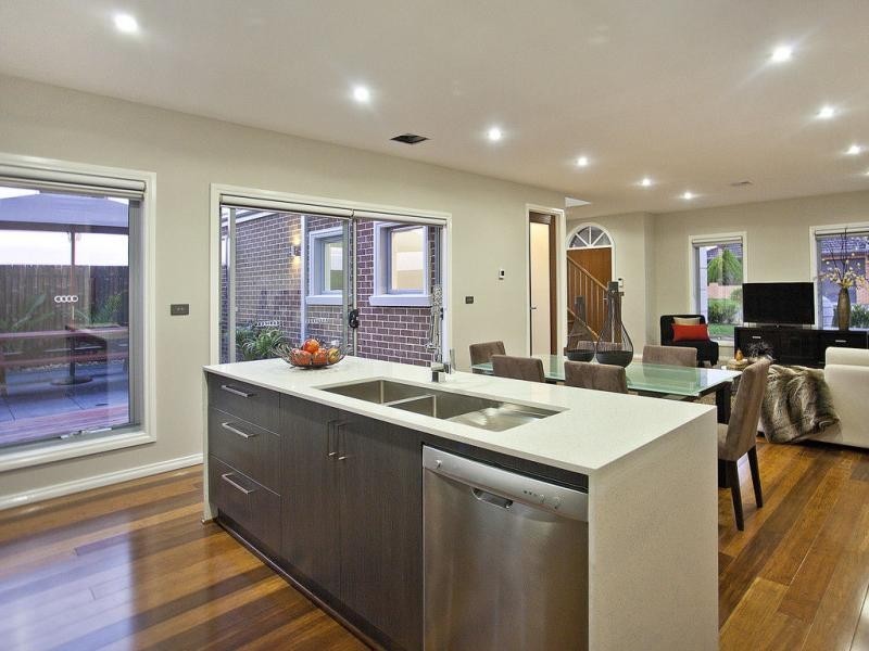 10 Loch Crescent, Strathmore VIC 3041