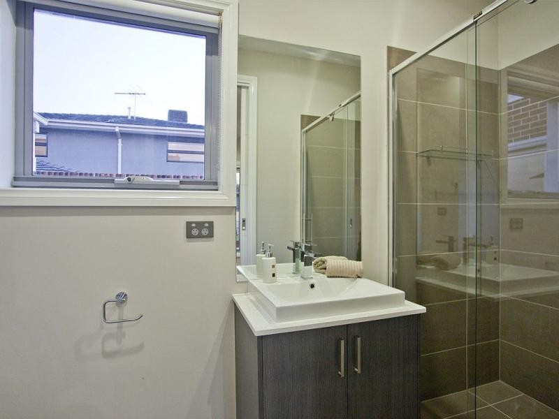 10 Loch Crescent, Strathmore VIC 3041