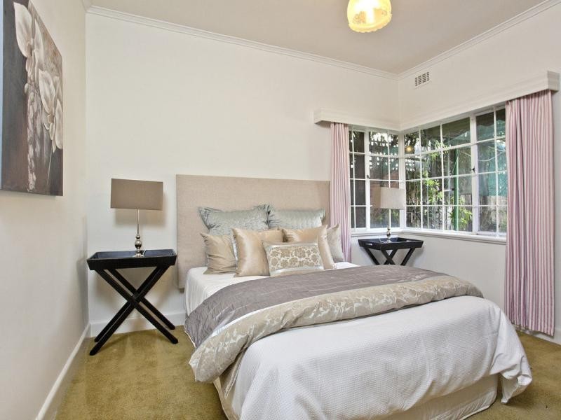 12 Wood Street, Strathmore VIC 3041