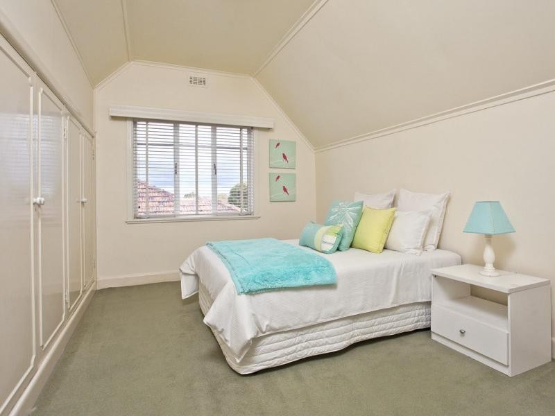 12 Wood Street, Strathmore VIC 3041