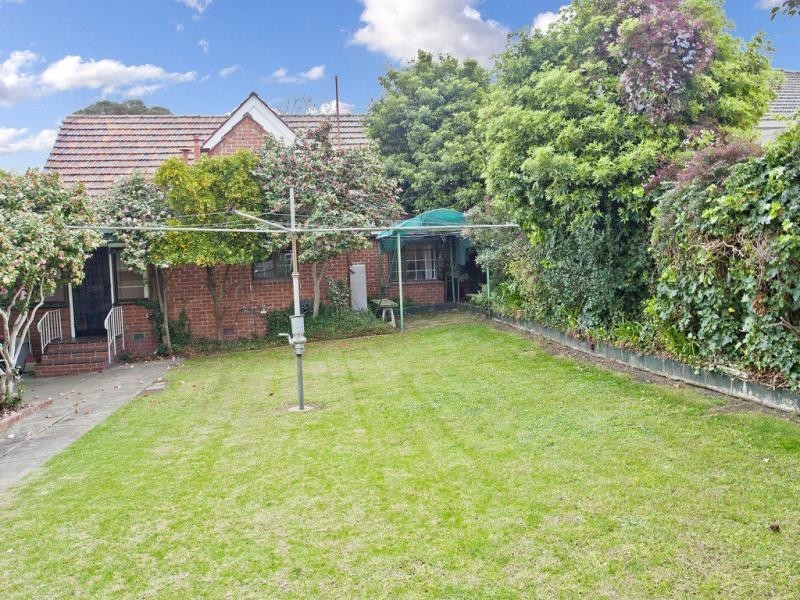 12 Wood Street, Strathmore VIC 3041