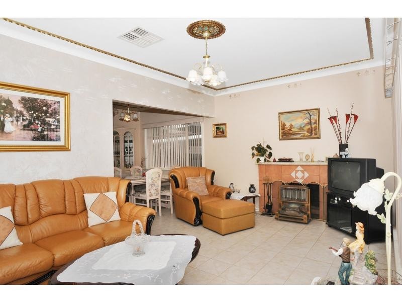 9 Esmale Street, Strathmore VIC 3041