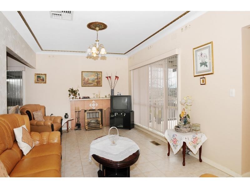 9 Esmale Street, Strathmore VIC 3041