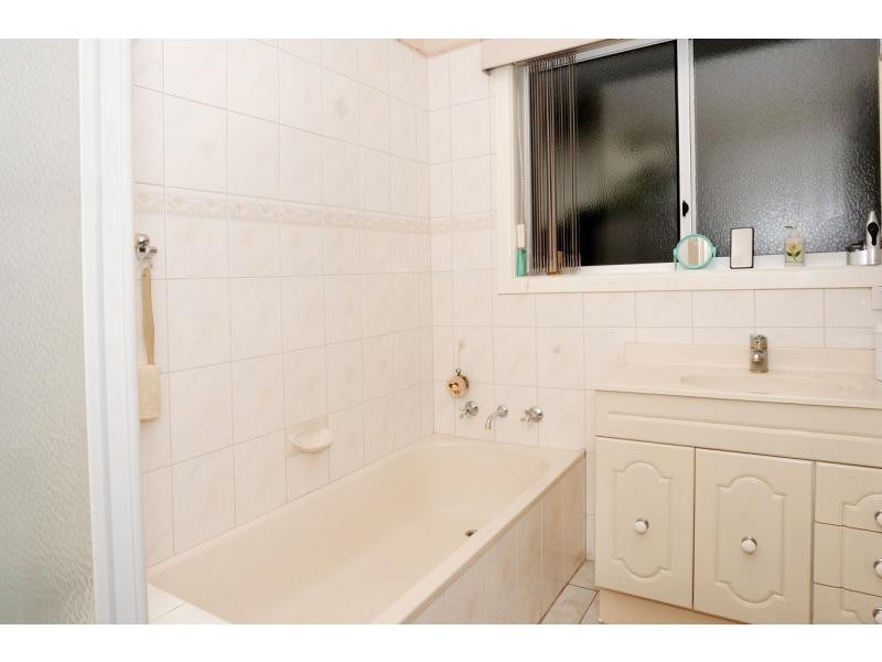 9 Esmale Street, Strathmore VIC 3041