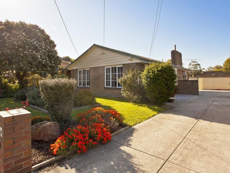 16 Boeing Road, Strathmore Heights VIC 3041