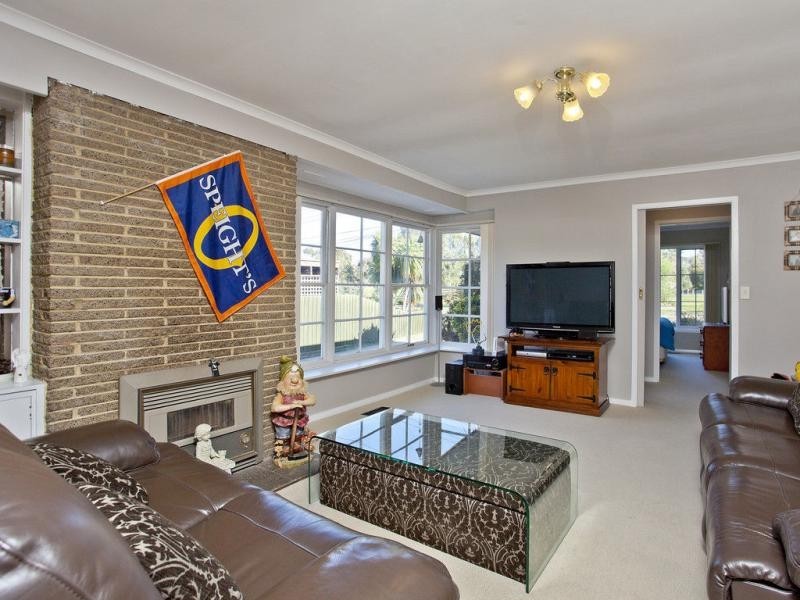 16 Boeing Road, Strathmore Heights VIC 3041