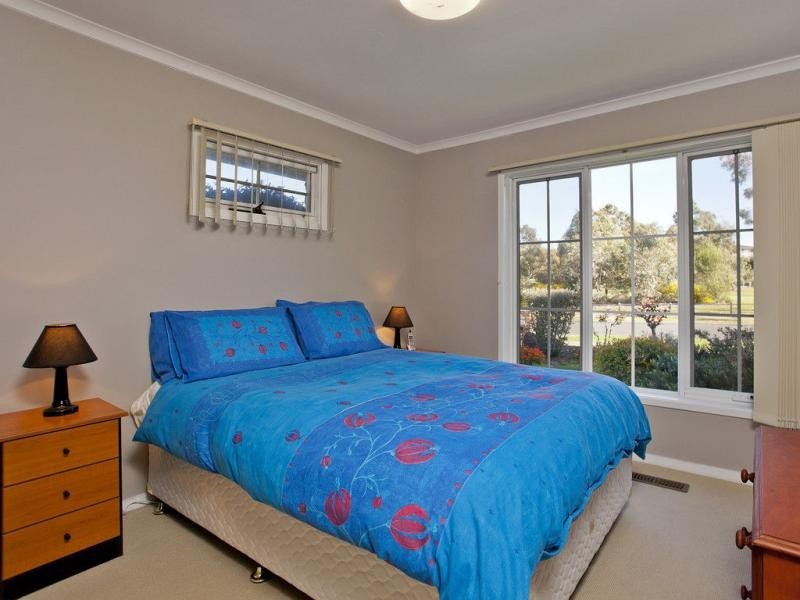 16 Boeing Road, Strathmore Heights VIC 3041