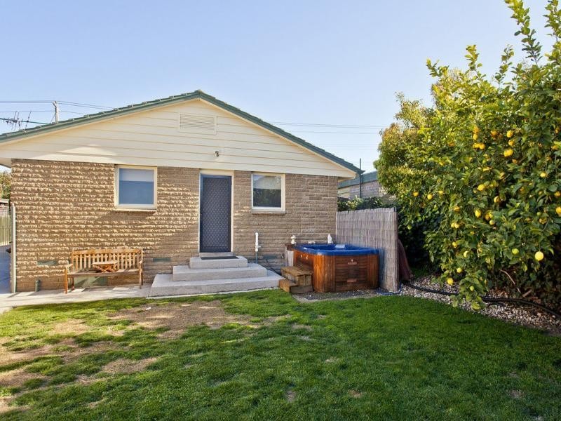 16 Boeing Road, Strathmore Heights VIC 3041