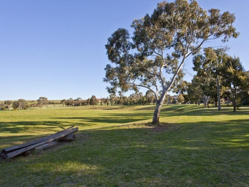 16 Boeing Road, Strathmore Heights VIC 3041