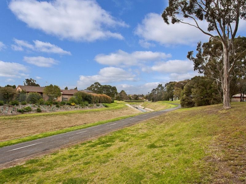 13 Brosnan Crescent, Strathmore VIC 3041